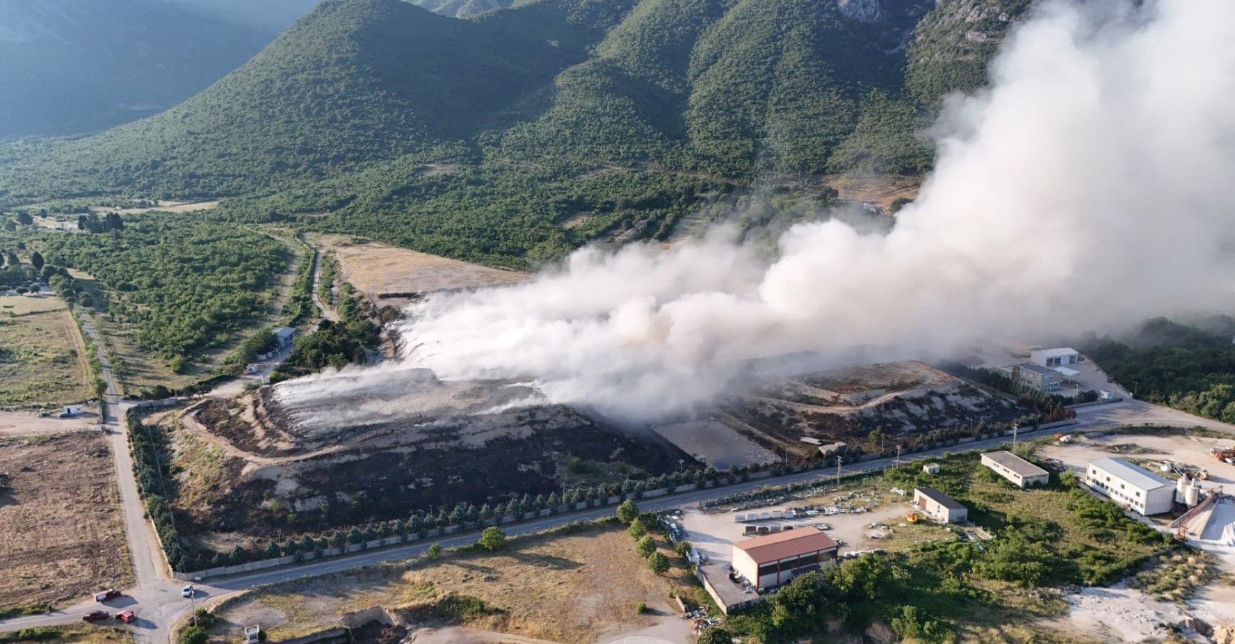 Drama / Video i fotografije iz zraka: Dim još kulja iznad deponije Uborak!