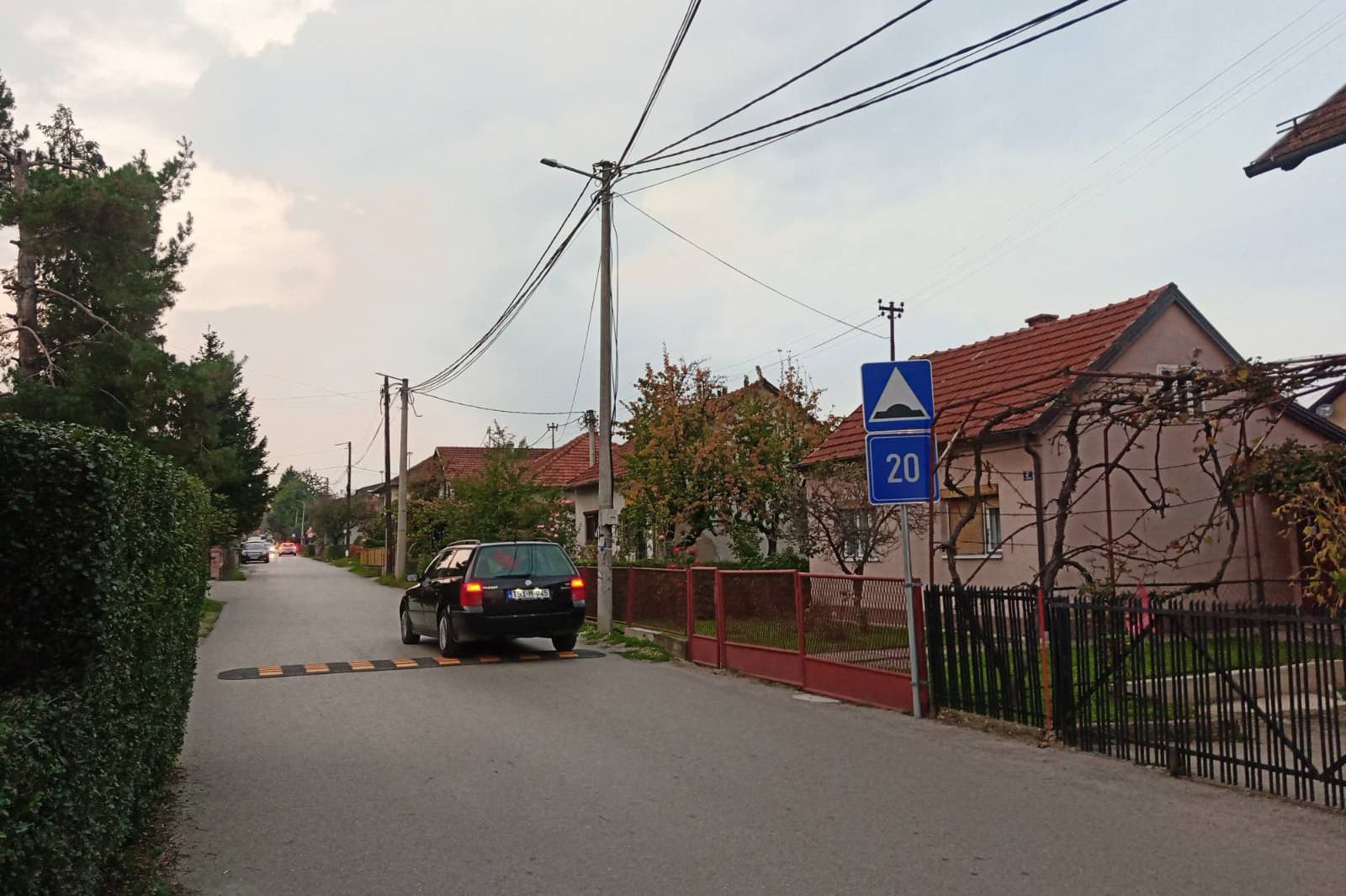 Aktuelni čas „ogolio“ svakodnevicu: Dok se politika kroji u kabinetima, Banjalučani PRESKAČU KRATERE i čekaju trotoare