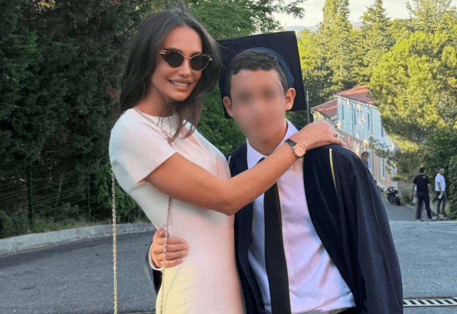 "Ljubavi moja" Emina Jahović i bivši muž na maturi sina Javuza, pjavačicu preplavile emocije