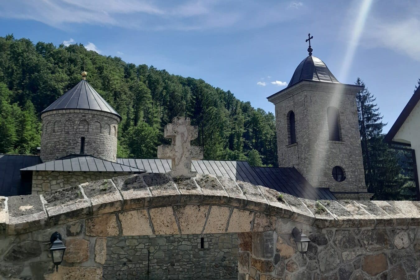 Jedan se posebno odnosi na sve neudate djevojke: U nedjelju SLAVIMO VIDOVDAN, a ovo su običaji koji se poštuju vijekovima