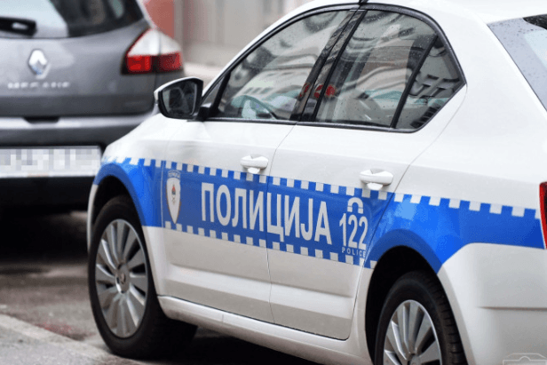 Drama ispred kladionice u Kozarskoj Dubici: Osumnjičen da je napao sugrađanina, pa pružao otpor policajcima tokom hapšenja
