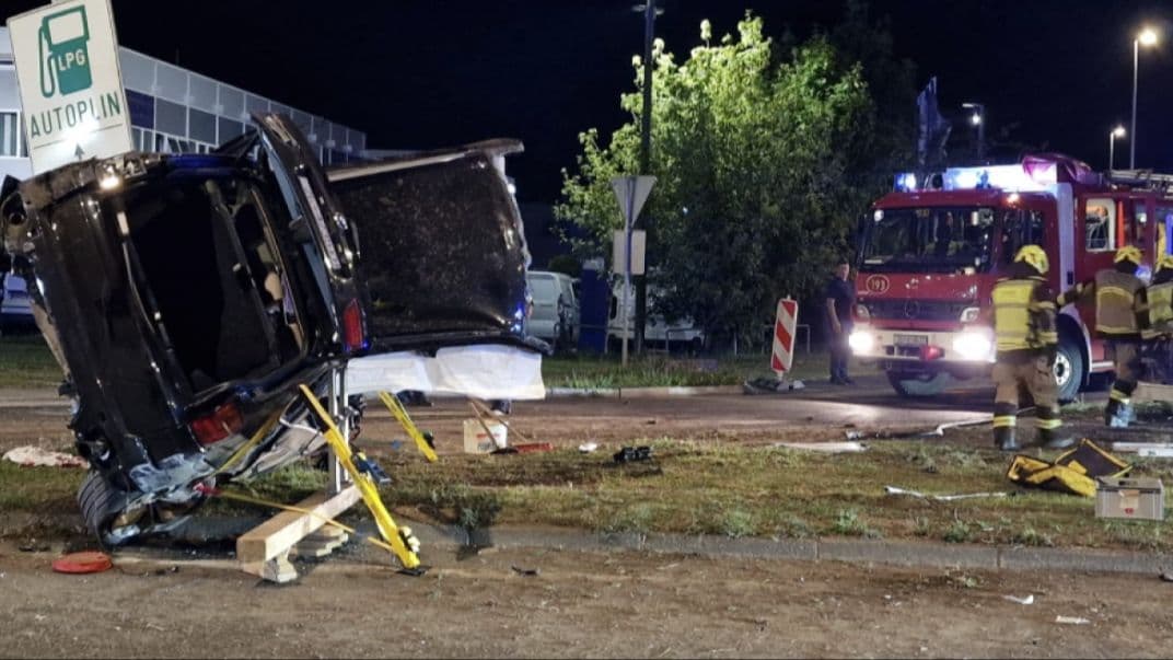 Stravična saobraćajna nesreća: BMW se prevrnuo i udario u stub, vatrogasci rezali lim da spase putnike