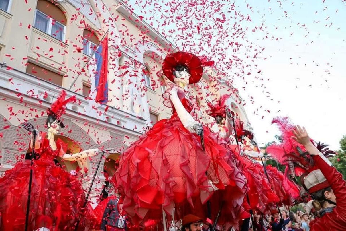 (FOTO) ODLAZI CIRKUS Večeras posljednje veče TrotoArta, evo šta su nam spremili artisti iz Brazila i ko će djeci čitati bajke u parku